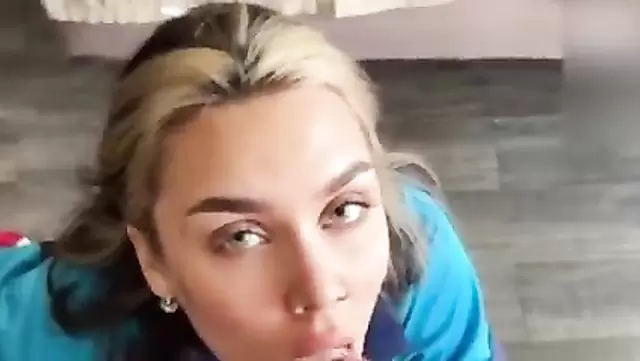 Güzel Rus sarışınla ağızdan boşalma.