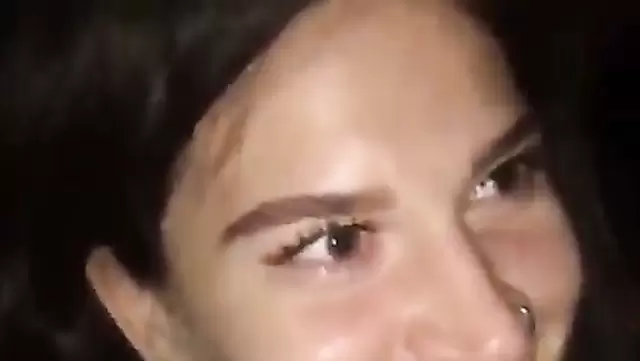Güzel hatun Rus aletini ağzına aldı.